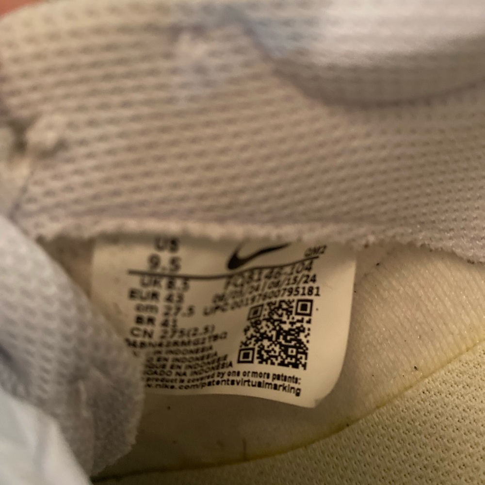 Nike Men's Classic White and Black Sneakers - Picture 4 of 5